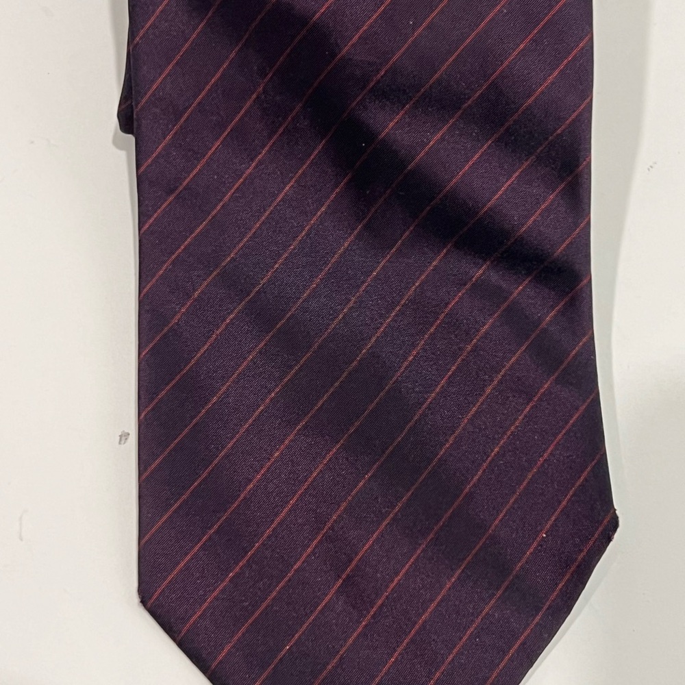 Hugo Boss Elegant Striped Tie in Black and Red